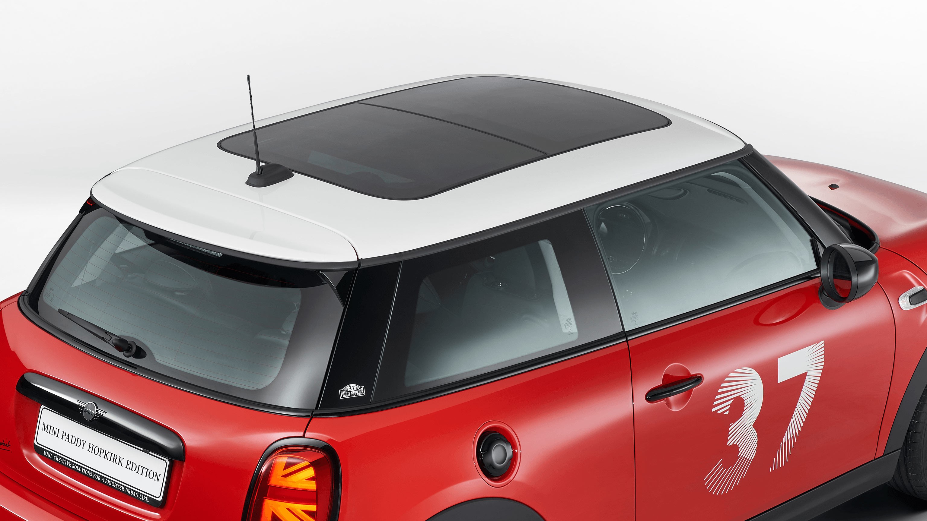 MINI ROSEWOOD EDITION – PIANO BLACK EXTERIOR